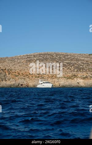Eine vertikale Aufnahme der Felsformation im Meer Stockfoto