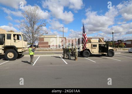 US Army Reserve-Soldaten der 561. Regional Support Group (RSG) posieren für ein Foto mit zwei Zivilisten während eines Raststopps an einer Omaha, Ne Tankstelle am 07. Oktober 2022. Soldaten der RSG 561. nahmen an einer Parade und statischen Aufzügen an der Omaha Northwest High School Teil, als Teil einer Community Relations Veranstaltung. Stockfoto