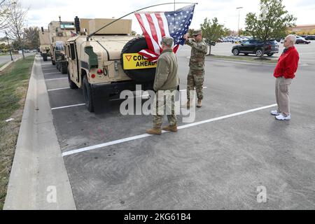 Soldaten der US-Armee-Reserve der 561. Regional Support Group (RSG) passen am 07. Oktober 2022 bei einem Raststopp an einer Tankstelle in Omaha, Ne, eine amerikanische Flagge an. Soldaten der RSG 561. nahmen an einer Parade und statischen Aufzügen an der Omaha Northwest High School Teil, als Teil einer Community Relations Veranstaltung. Stockfoto