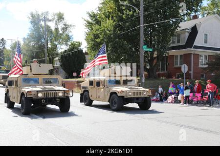 Soldaten der US Army Reserve der 561. Regional Support Group (RSG) nehmen am 7,2022. Oktober in Omaha, NE, an einer Parade im Rahmen einer Community Relations-Veranstaltung Teil. Soldaten der RSG 561. nahmen an einer Parade und statischen Aufzügen an der Omaha Northwest High School Teil, als Teil einer Veranstaltung für die Öffentlichkeitsarbeit, die mit der Rekrutierungsstation von North Omaha koordiniert wurde. Stockfoto