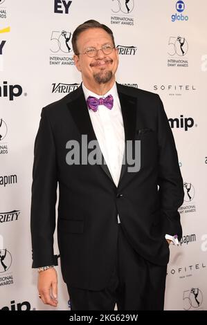 New York, USA. 21.. November 2022. Penn Jillette läuft am 21. November 2022 auf dem roten Teppich bei den International Emmy Awards im New York Hilton in New York, NY. (Foto von Efren Landaos/Sipa USA) Quelle: SIPA USA/Alamy Live News Stockfoto