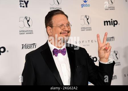 New York, USA. 21.. November 2022. Penn Jillette läuft am 21. November 2022 auf dem roten Teppich bei den International Emmy Awards im New York Hilton in New York, NY. (Foto von Efren Landaos/Sipa USA) Quelle: SIPA USA/Alamy Live News Stockfoto