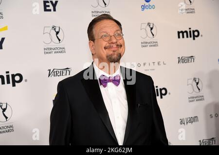 New York, USA. 21.. November 2022. Penn Jillette läuft am 21. November 2022 auf dem roten Teppich bei den International Emmy Awards im New York Hilton in New York, NY. (Foto von Efren Landaos/Sipa USA) Quelle: SIPA USA/Alamy Live News Stockfoto