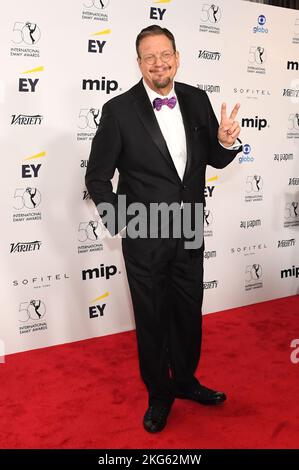 New York, USA. 21.. November 2022. Penn Jillette läuft am 21. November 2022 auf dem roten Teppich bei den International Emmy Awards im New York Hilton in New York, NY. (Foto von Efren Landaos/Sipa USA) Quelle: SIPA USA/Alamy Live News Stockfoto