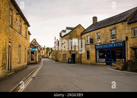 Bourton-in-the-Water, die Cotswolds, England. Beachten Sie das winzige gotische Spitzbogenfenster. Stockfoto