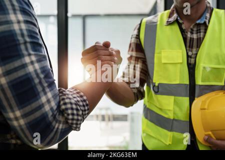 Architekt und Ingenieur Bauarbeiter schütteln Hände nach Abschluss einer Vereinbarung auf der Bürobaustelle, Erfolg Zusammenarbeit Konzept Stockfoto