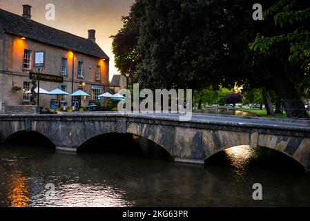 Bourton-on-the-Water am River Windrush und eine von fünf alten Bogenstegen aus Stein, Cotswolds, England. Stockfoto
