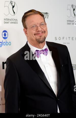 New York, USA. 21.. November 2022. Penn Jillette läuft am 21. November 2022 auf dem roten Teppich bei den International Emmy Awards im New York Hilton in New York, NY. (Foto von Efren Landaos/Sipa USA) Quelle: SIPA USA/Alamy Live News Stockfoto