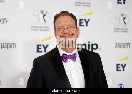 New York, USA. 21.. November 2022. Penn Jillette läuft am 21. November 2022 auf dem roten Teppich bei den International Emmy Awards im New York Hilton in New York, NY. (Foto von Efren Landaos/Sipa USA) Quelle: SIPA USA/Alamy Live News Stockfoto