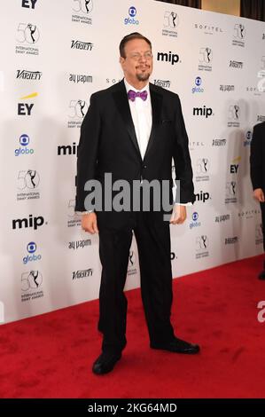 New York, USA. 21.. November 2022. Penn Jillette läuft am 21. November 2022 auf dem roten Teppich bei den International Emmy Awards im New York Hilton in New York, NY. (Foto von Efren Landaos/Sipa USA) Quelle: SIPA USA/Alamy Live News Stockfoto