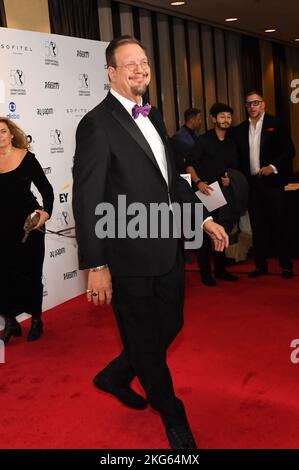 New York, USA. 21.. November 2022. Penn Jillette läuft am 21. November 2022 auf dem roten Teppich bei den International Emmy Awards im New York Hilton in New York, NY. (Foto von Efren Landaos/Sipa USA) Quelle: SIPA USA/Alamy Live News Stockfoto