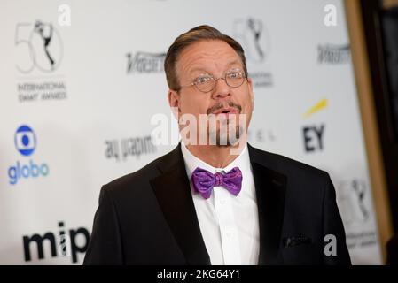 New York, USA. 21.. November 2022. Penn Jillette läuft am 21. November 2022 auf dem roten Teppich bei den International Emmy Awards im New York Hilton in New York, NY. (Foto von Efren Landaos/Sipa USA) Quelle: SIPA USA/Alamy Live News Stockfoto