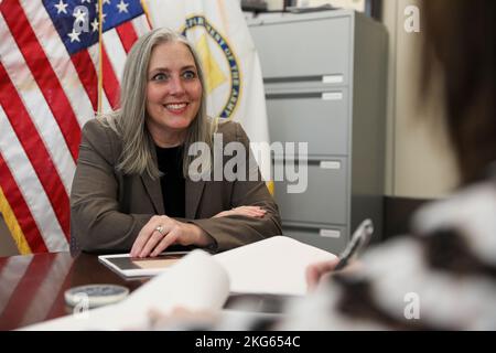 Christina Freese, stellvertretende Stabschefin für Ressourcenmanagement (G-8) beim Army Materiel Command, unterstützt und ermutigt Mitarbeiter, neue Möglichkeiten zu ergreifen. Sie erhielt kürzlich den „Redstone Women Rock“ Award in der Kategorie „Outstanding Leader“ vom North Alabama Chapter of Federally Employed Women. Christina Freese, WENIGE, Frauen im Bundesdienst, G-8, Armee-Materialkommando, Stockfoto