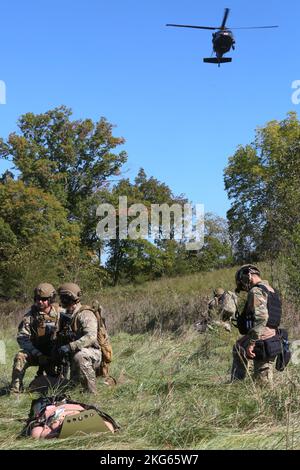 Gemeinsame Trainingsübung mit det 2. 6 Co. 3/238. AVN MEDEVAC, Cox Health und Missouri State Highway Patrol in Hercules Glade Wilderness, Bradleyville, Mo., 06. Oktober 2022. Mehrere Abteilungen in Missouri haben sich zusammengetan, um lebensrettende MEDEVAC-Szenarien zu praktizieren. (Foto von U.S. Army National Guard Spc. Rose Di Trolio.) Stockfoto