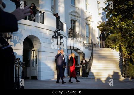 Washington, DC. 21.. November 2022. US-Präsident Joe Biden und First Lady Dr. Jill Biden gehen auf dem South Lawn des Weißen Hauses, bevor sie am 21. November 2022 in Washington, DC an Bord von Marine One gehen. Teilnahme an einem Freundschaftsessen mit Dienstmitgliedern und Militärfamilien. Quelle: Oliver Contreras/Pool via CNP/dpa/Alamy Live News Stockfoto