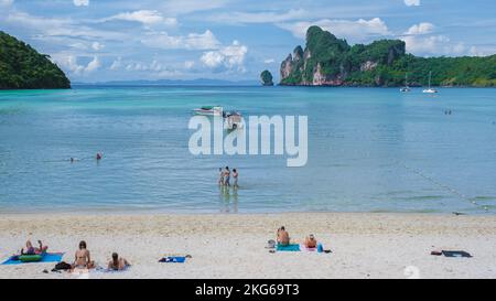 Menschen sonnen sich am Strand von Koh Phi Phi Thailand, Luftaufnahme von Loh Dalum Beach Koh Phi Phi Don am Morgen Stockfoto