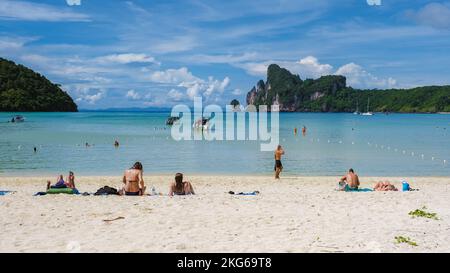 Menschen sonnen sich am Strand von Koh Phi Phi Thailand, Luftaufnahme von Loh Dalum Beach Koh Phi Phi Don am Morgen Stockfoto