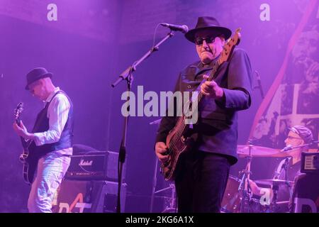 (L-R) Leigh Heggarty-Gitarrist und John 'SEGS' Jennings, Bassgitarrist, Leadsänger und Gründungsmitglied der britischen Punkrock-Band Ruts DC, früher bekannt als The Ruts, treten live auf der Bühne im Brook auf. Die ursprüngliche Besetzung bestand aus Malcolm Owen, Gitarrist Paul Fox, Bassist John 'SEGS' Jennings und Schlagzeuger Dave Ruffy. Die Ruts wurden später nach dem Tod von Sänger Malcolm Owen 1980 als Ruts DC bekannt, sie lösten sich 1983 auf und reformierten sich 2007 erneut. Die Ruts sind vor allem für ihre 1979-Hit-Single Babylon's Burning bekannt Stockfoto