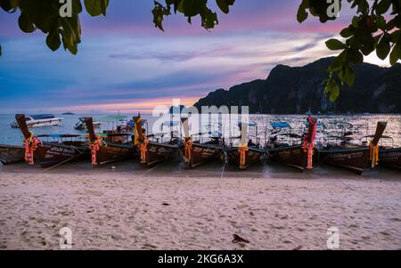 Langboot bei Sonnenuntergang am Strand von Koh Phi Phi Don Thailand bei Sonnenuntergang Stockfoto