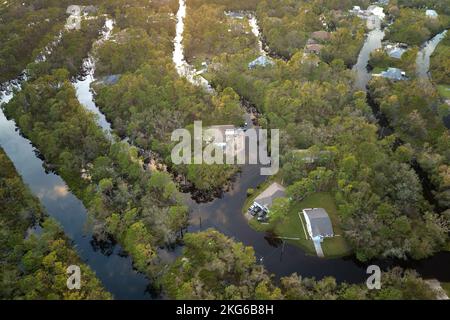 Überflutete Häuser durch Hurrikan Ian Regen in Florida Wohngebiet. Folgen einer Naturkatastrophe Stockfoto