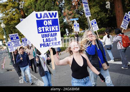 Berkeley, Usa. 21.. November 2022. Demonstranten halten Plakate während der Demonstration an der University of California Berkeley. Studenten Forscher und Arbeiter der University of California haben seit Mitte November 2022 geschlagen. Die Streikenden behaupten, dass der Lohn nicht fair sei und nicht ausreicht, um in Kalifornien zu leben. Sie wollen die University of California zwingen, ihre Löhne durch Streik und Demonstration zu erhöhen. Auf dem Campus der University of California in Berkeley begannen die Streikenden in der zweiten Woche ihren Streik. Kredit: SOPA Images Limited/Alamy Live Nachrichten Stockfoto