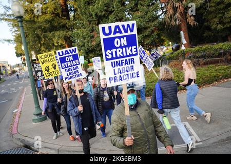 Berkeley, Usa. 21.. November 2022. Demonstranten halten Plakate während der Demonstration an der University of California Berkeley. Studenten Forscher und Arbeiter der University of California haben seit Mitte November 2022 geschlagen. Die Streikenden behaupten, dass der Lohn nicht fair sei und nicht ausreicht, um in Kalifornien zu leben. Sie wollen die University of California zwingen, ihre Löhne durch Streik und Demonstration zu erhöhen. Auf dem Campus der University of California in Berkeley begannen die Streikenden in der zweiten Woche ihren Streik. Kredit: SOPA Images Limited/Alamy Live Nachrichten Stockfoto