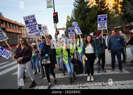 Berkeley, Usa. 21.. November 2022. Demonstranten halten Plakate während der Demonstration an der University of California Berkeley. Studenten Forscher und Arbeiter der University of California haben seit Mitte November 2022 geschlagen. Die Streikenden behaupten, dass der Lohn nicht fair sei und nicht ausreicht, um in Kalifornien zu leben. Sie wollen die University of California zwingen, ihre Löhne durch Streik und Demonstration zu erhöhen. Auf dem Campus der University of California in Berkeley begannen die Streikenden in der zweiten Woche ihren Streik. Kredit: SOPA Images Limited/Alamy Live Nachrichten Stockfoto