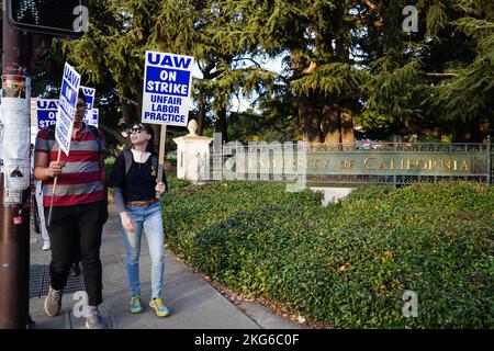 Berkeley, Usa. 21.. November 2022. Demonstranten halten Plakate während der Demonstration an der University of California Berkeley. Studenten Forscher und Arbeiter der University of California haben seit Mitte November 2022 geschlagen. Die Streikenden behaupten, dass der Lohn nicht fair sei und nicht ausreicht, um in Kalifornien zu leben. Sie wollen die University of California zwingen, ihre Löhne durch Streik und Demonstration zu erhöhen. Auf dem Campus der University of California in Berkeley begannen die Streikenden in der zweiten Woche ihren Streik. (Foto von Michael Ho Wai Lee/SOPA Images/Sipa USA) Quelle: SIPA USA/Alamy Live News Stockfoto