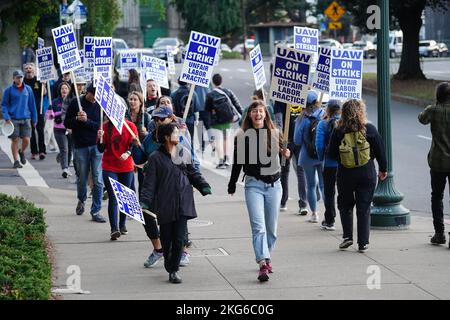 Berkeley, Usa. 21.. November 2022. Demonstranten halten Plakate während der Demonstration an der University of California Berkeley. Studenten Forscher und Arbeiter der University of California haben seit Mitte November 2022 geschlagen. Die Streikenden behaupten, dass der Lohn nicht fair sei und nicht ausreicht, um in Kalifornien zu leben. Sie wollen die University of California zwingen, ihre Löhne durch Streik und Demonstration zu erhöhen. Auf dem Campus der University of California in Berkeley begannen die Streikenden in der zweiten Woche ihren Streik. (Foto von Michael Ho Wai Lee/SOPA Images/Sipa USA) Quelle: SIPA USA/Alamy Live News Stockfoto