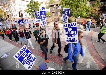 Berkeley, Usa. 21.. November 2022. Demonstranten halten Plakate während der Demonstration an der University of California Berkeley. Studenten Forscher und Arbeiter der University of California haben seit Mitte November 2022 geschlagen. Die Streikenden behaupten, dass der Lohn nicht fair sei und nicht ausreicht, um in Kalifornien zu leben. Sie wollen die University of California zwingen, ihre Löhne durch Streik und Demonstration zu erhöhen. Auf dem Campus der University of California in Berkeley begannen die Streikenden in der zweiten Woche ihren Streik. (Foto von Michael Ho Wai Lee/SOPA Images/Sipa USA) Quelle: SIPA USA/Alamy Live News Stockfoto