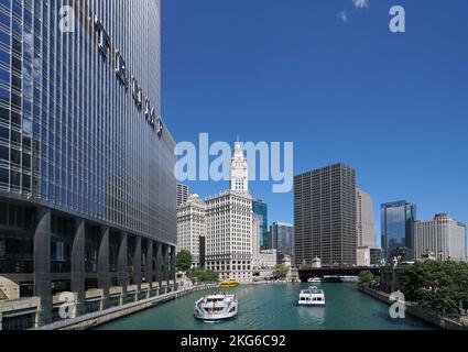 Chicago, USA - August 2022: Ausflugsboote auf dem Chicago River sind eine beliebte Möglichkeit, die moderne Architektur der Stadt zu sehen Stockfoto