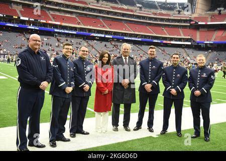 United States Air ForceÕs Band of the West mit Cal und Hannah McNair vor dem NFL Football Game zwischen den Washington Commanders und dem Houston T Stockfoto