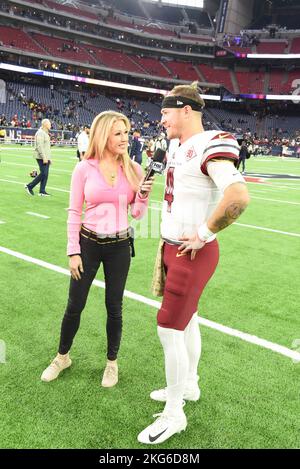 Fox Sports Jen Hale interviewt den Quarterback der Washington Commanders Taylor Heinicke (4) nach dem NFL Football Game zwischen den Washington Commanders und Stockfoto