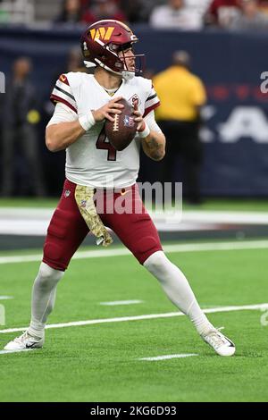 Der Quarterback Taylor Heinicke (4) der Washington Commanders gibt im vierten Quartal des NFL Football Game Between the Washington Comman den Top-Pass zurück Stockfoto