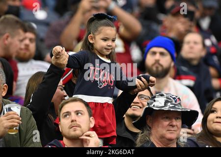 Ein junger Houston Texans Cheerleader-Fan tanzt während des NFL Football Game zwischen den Washington Commanders und den Houston Texans am Sonntag, Novembe Stockfoto