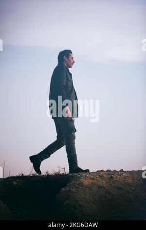 Seitenansicht Ganzkörpermengenmenschen, der im Freien läuft Stockfoto