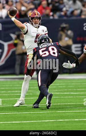 Taylor Heinicke (4), Quarterback der Washington Commanders, steht während der NFL Footb unter dem Druck des Houston Texans Linebackers Christian Kirksey (58) Stockfoto