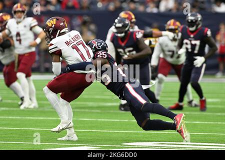 Der Washington Commanders Wide Receiver Terry McLaurin (17) nimmt einen Pass, während Houston Texans Cornerback Desmond King II (25) in die Angel Dura taucht Stockfoto