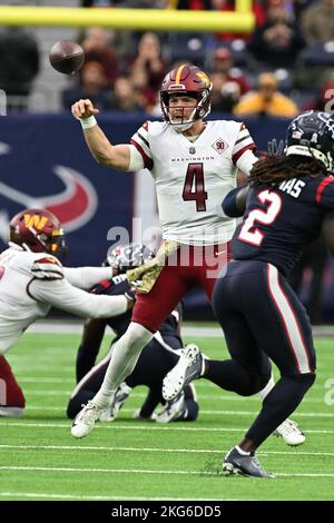 Taylor Heinicke (4), Quarterback der Washington Commanders, steht während des NFL Football Game unter Druck zwischen den Washington Commanders und dem Hou Stockfoto