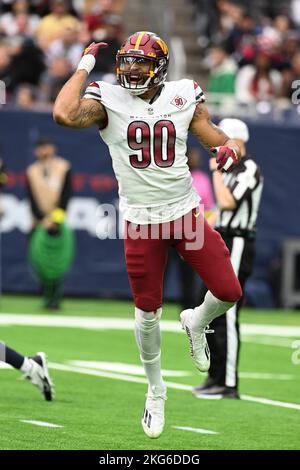 Washington Commanders Defensive End Montez Sweat (90) feiert einen Sack während des NFL Football Game zwischen den Washington Commanders und Houston Stockfoto