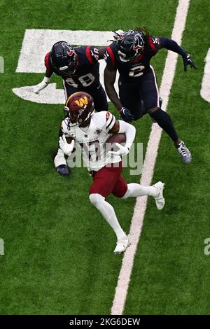 Der Wide Receiver Terry McLaurin (17) der Washington Commanders hat einen Pass vor der Berichterstattung des Linebackers Christian Harris (48) und Ho von Houston Texans Stockfoto