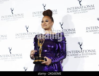 New York, Usa. 21.. November 2022. Die US-amerikanische Filmemacherin Ava DuVernay (L) erhält am Montag, den 21. November 2022, ihren International Emmy Founders Award 2022 bei den International Emmy Awards 50. in New York City. Foto von John Angelillo/UPI Credit: UPI/Alamy Live News Stockfoto