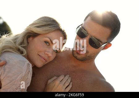 Ihre ist eine perfekte Liebe. Kopf- und Schulterporträt einer attraktiven jungen Frau, die ihren Mann an einem sonnigen Tag umarmt. Stockfoto