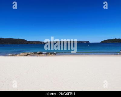 22. November 2022 - Balmoral Beach, NSW, Australien: Türkisfarbenes Meer und Sandstrand Stockfoto