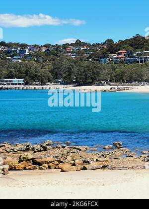 22. November 2022 - Balmoral Beach, NSW, Australien: Portraitbild türkisfarbenes Meer Stockfoto