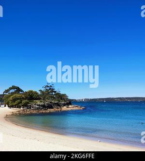 22. November 2022 - Balmoral Beach, NSW, Australien: Türkisfarbenes Meer und Sandstrand Stockfoto