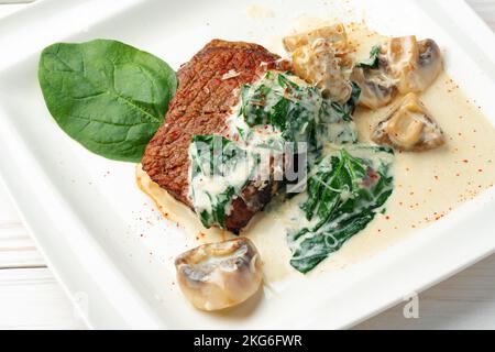Rinderfilet mit Pilzsauce auf weißem Teller Stockfoto