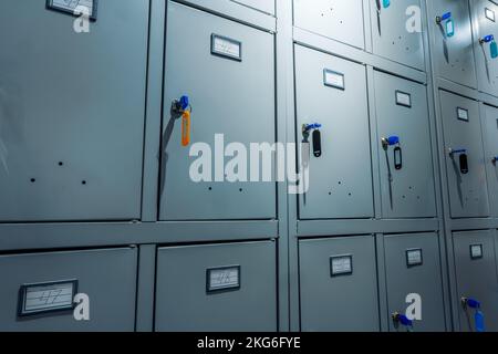 Kleine graue Schließfächer im Schambereich Stockfoto