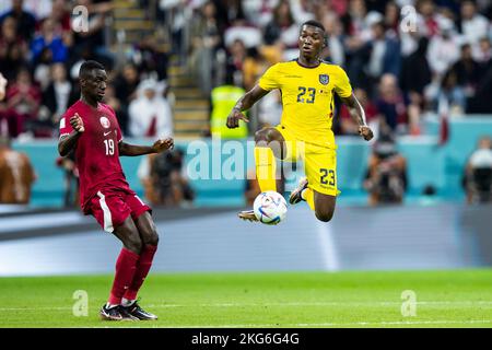 Al-Khor, Katar. 20.. November 2022. Fußball, Weltmeisterschaft 2022 in Katar, Katar - Ecuador, Vorrunde, Gruppe A, Matchday 1, Eröffnungsspiel im Al-Bait Stadium. Moises Caicedo (r) aus Ecuador im Kampf gegen Almoez Ali aus Katar (l). Quelle: Tom Weller/dpa/Alamy Live News Stockfoto