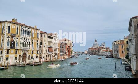 Eine Luftaufnahme des Canale Grande, Richtung Basilica de Santa Maria in Venedig, Italien Stockfoto